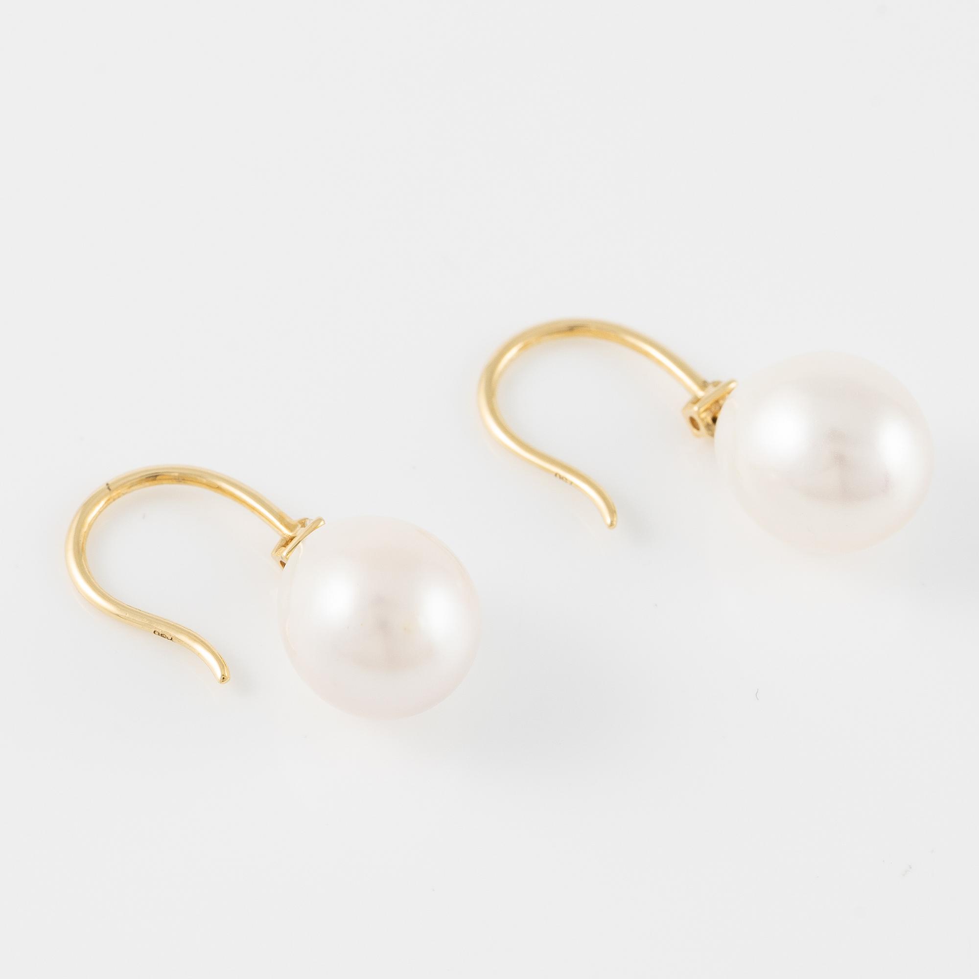 Örhängen 18K guld med odlade pärlor och briljantslipade diamanter.