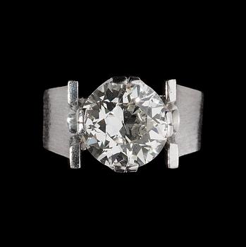 905. An old cut diamond ring, 5.05 cts.