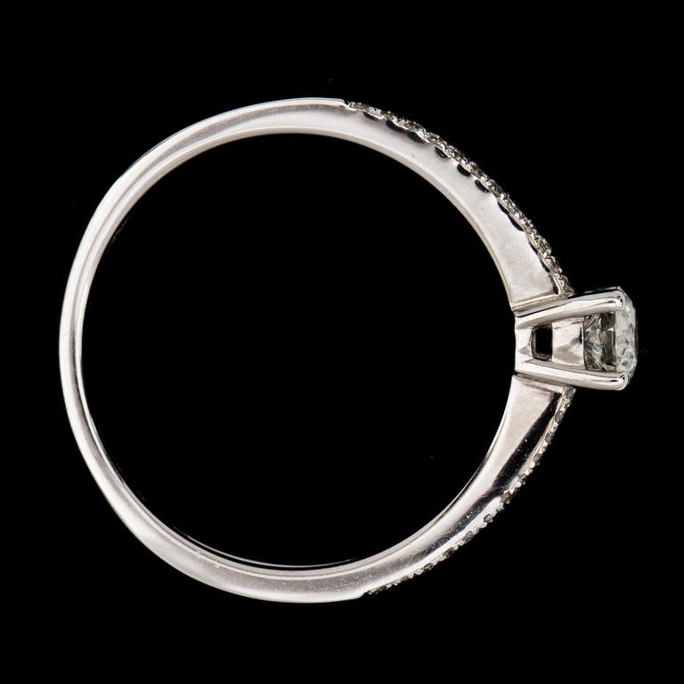 RING, 18k vitguld med briljantslipade diamanter tot ca0,43 ct. Vikt 2,8g.
