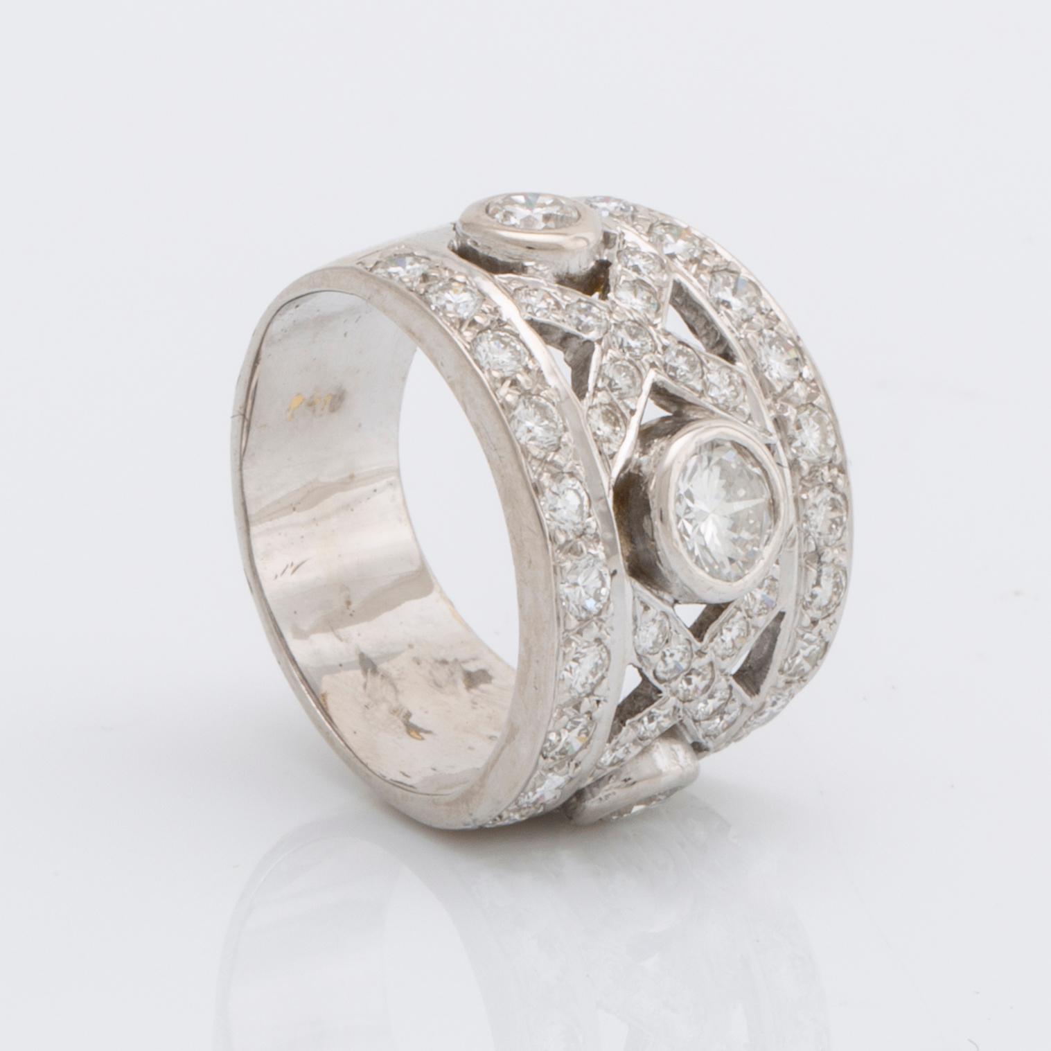 DIAMOND RING 18K whitegold with brilliant-cut diamonds approx 1,5 ct in total.