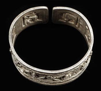 ARMRING, silver, Kina, 1900-talets första hälft. Vikt ca 45 g.