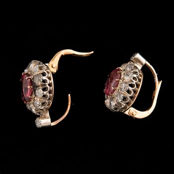 KORVAKORUT, vanhahiontaisia timantteja n. 1.35 ct. Pyörtöhiottuja turmaliineja. Paino 3,7 g.