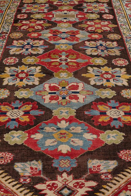 MATTA, antik Karabagh kelly, omkring 1870-1890, ca 330 x 157 cm (samt en kortsida med 1-3 cm slätväv).
