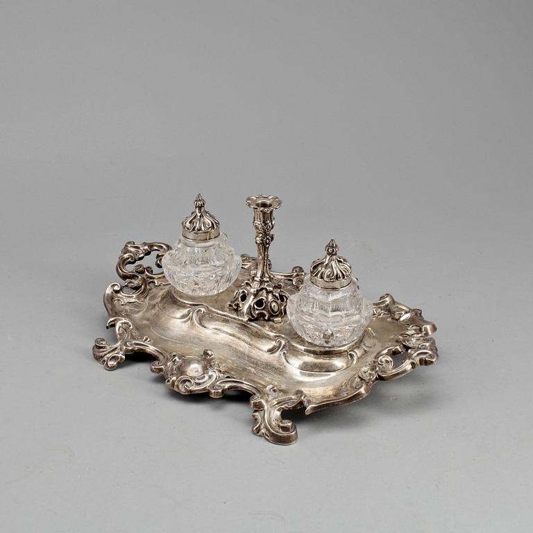 SKRIVSTÄLL, silver, Joseph Angell II, London, 1853. Totalvikt: 1259 gram.