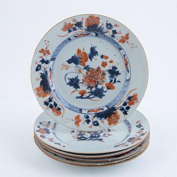 Twenty similar Imari porcelain plates, China, Qing dynasty, 18th century.