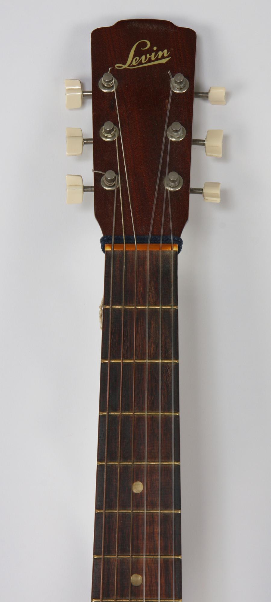 GITARR, akustisk. Levin. Med gitarrstämmare.