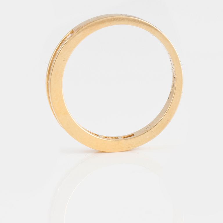 RING, 18K guld med briljant och baguetteslipade diamanter 0.50 ct. Vikt 4,9 gram.
