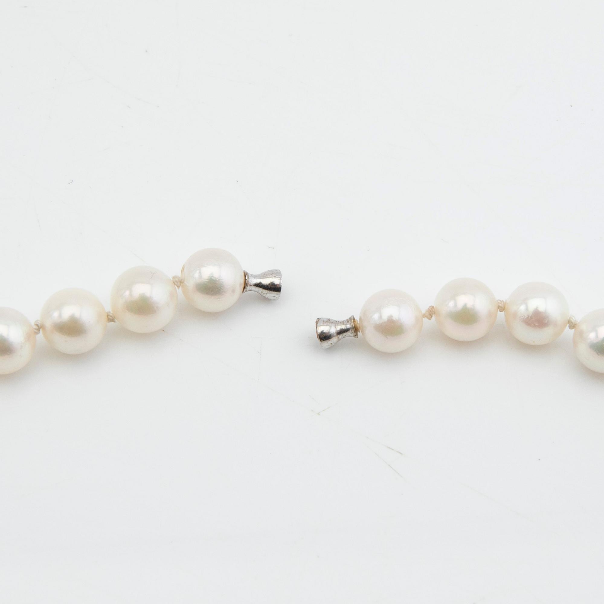 Necklace with cultured pearls, with Ole Lynggaard drops.