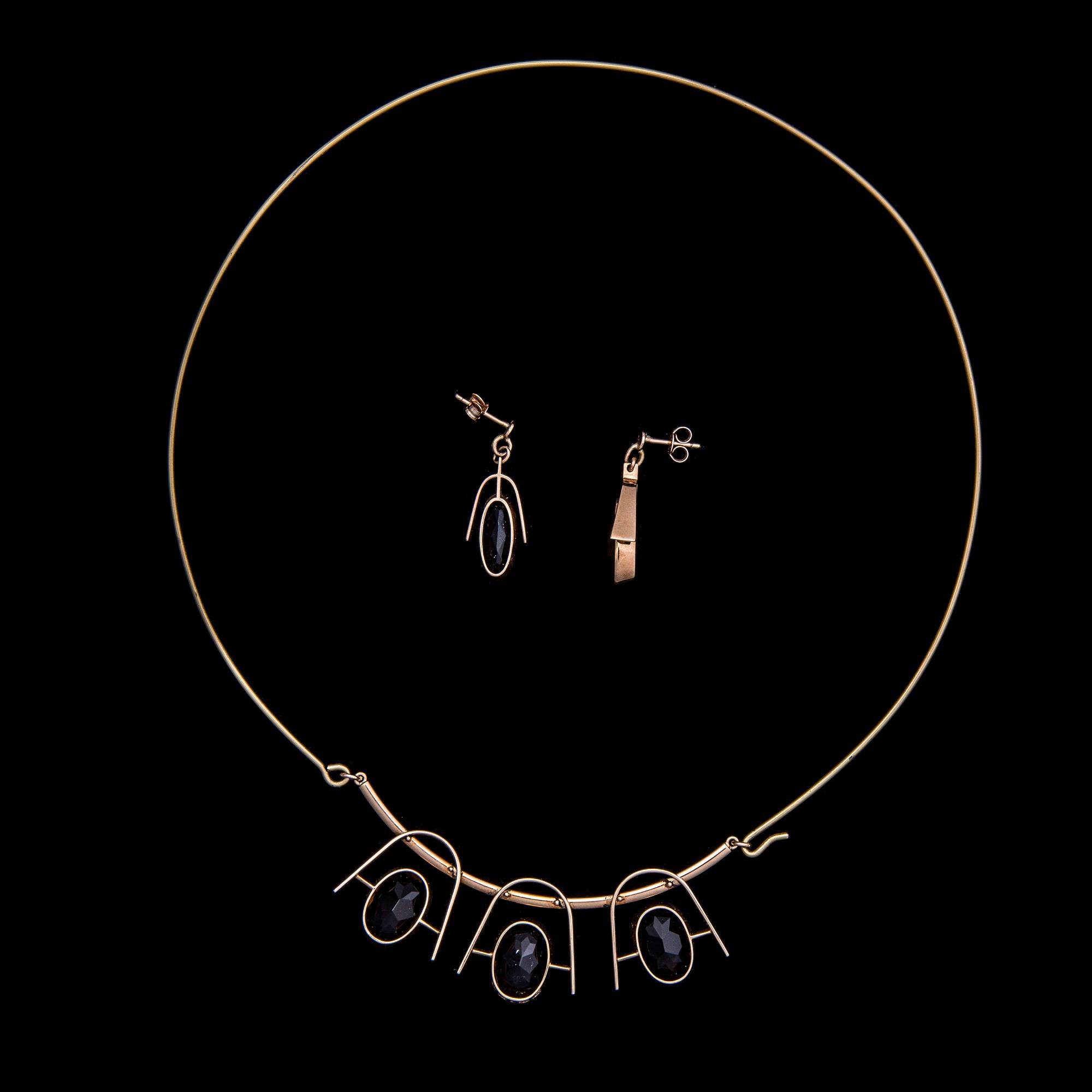 EERO RISLAKKI, HALSBAND OCH ÖRHÄNGEN, 14K guld, rökkvarts. N. Westerback Helsingfors 1963.