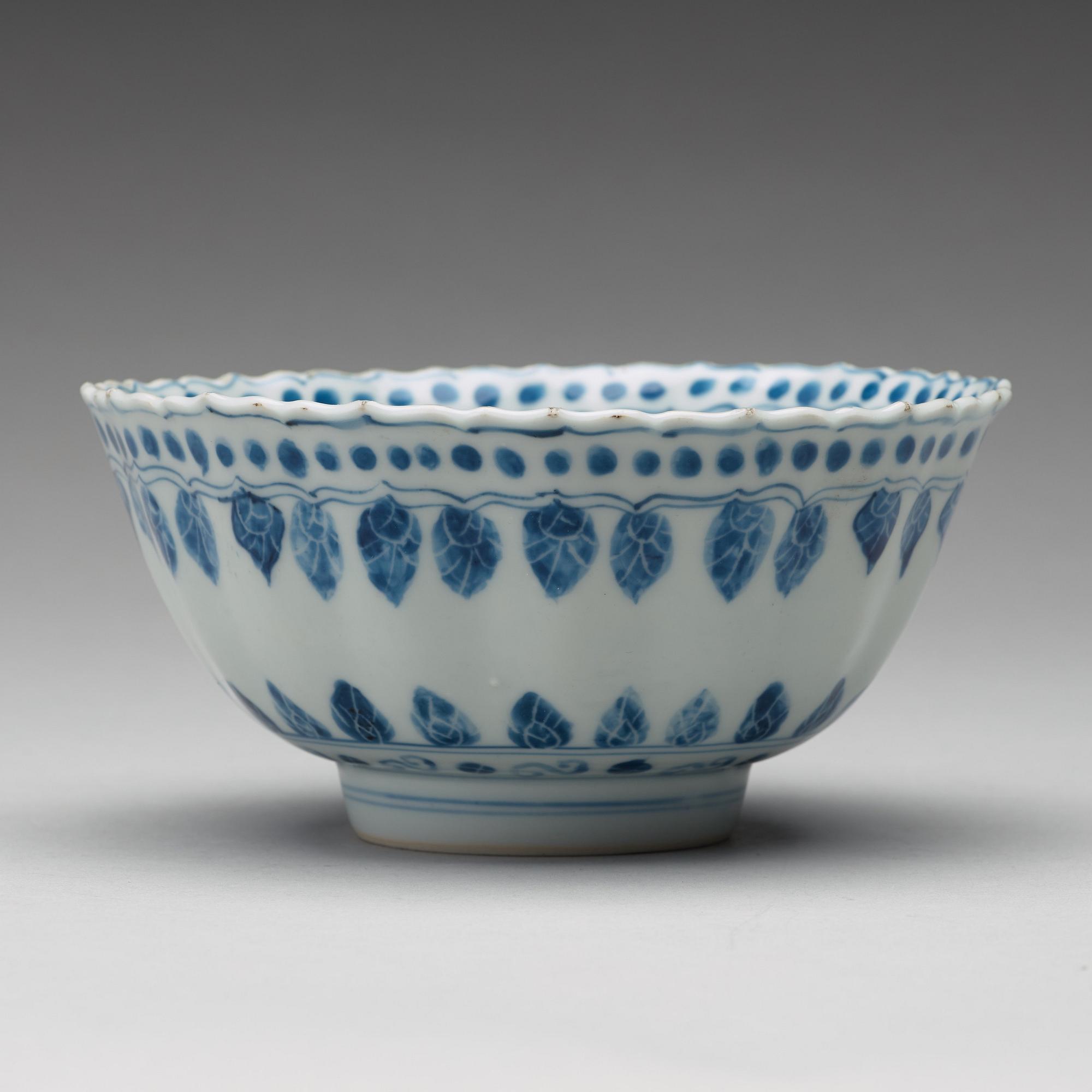 A blue and white bowl, 17th Century.