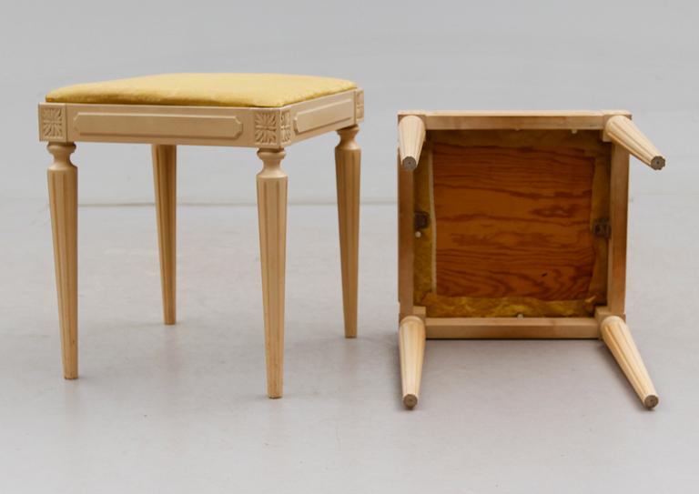 TABURETTER, 1 par, gustaviansk stil, 1900-talets andra hälft.