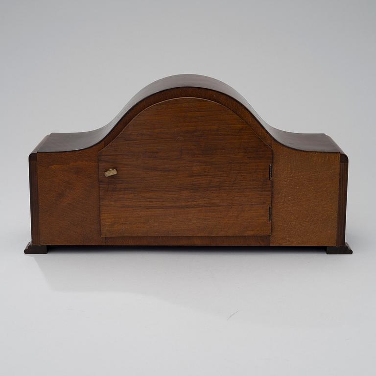 A GERMAN MANTEL CLOCK MAUTHE.
