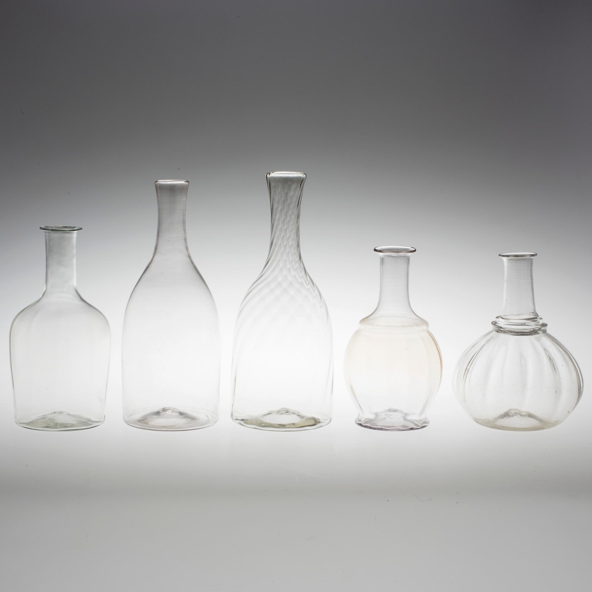 KARAFFER 5 st, glas. Mestadels 1800-tal.