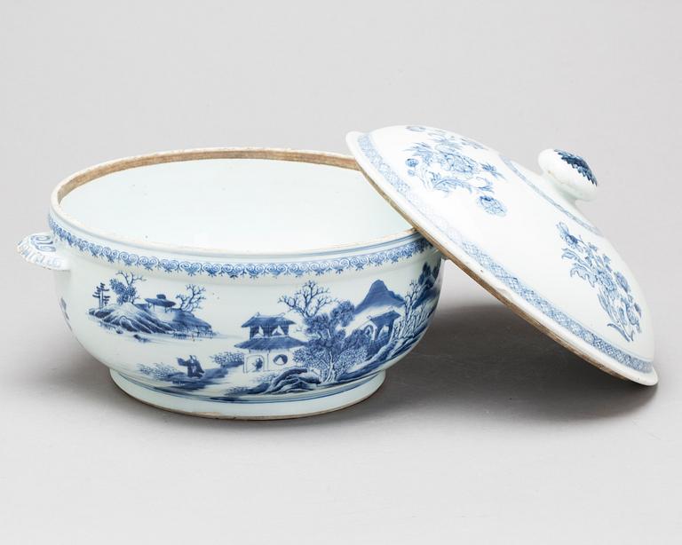 A Chinese export porcelain blue and white  tureen with cover, Qing dynasty, Qianlong (1736-1795).