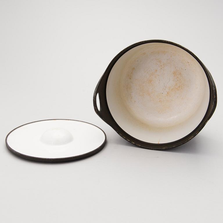 A cast iron pot, manufactured by Rosenlew in the 1960s/70s, Finland.