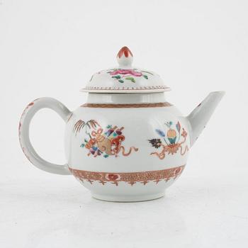 An enamelled Chinese teapot, Qing dynasty, 18th century.