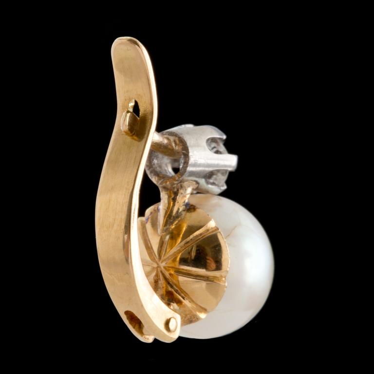 ÖRHANGEN, ett par, 18k guld och vitguld med pärlor och gammalslipade diamanter, ca 0,20ct. Vikt ca 4g.