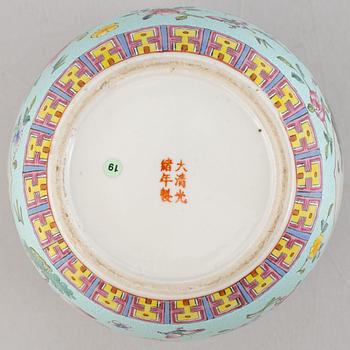 A Chinese sgraffito and famille rose jar, Republic, 20th century.