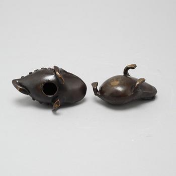 Two Chinese water droppers, 20th Century.