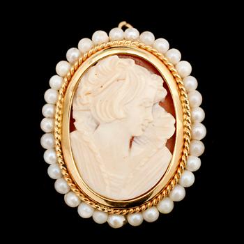 HÄNGE, 18 k guld, Italien, 1900-talets senare hälft, skuren snäckskalskamé, krans av odlade pärlor.