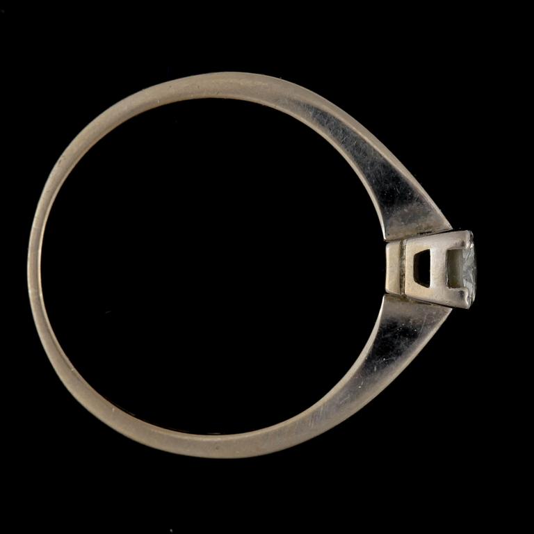 RING, 18k vitguld med briljantslipad diamant ca 0,27 ct. Vikt ca 2,4 gram.