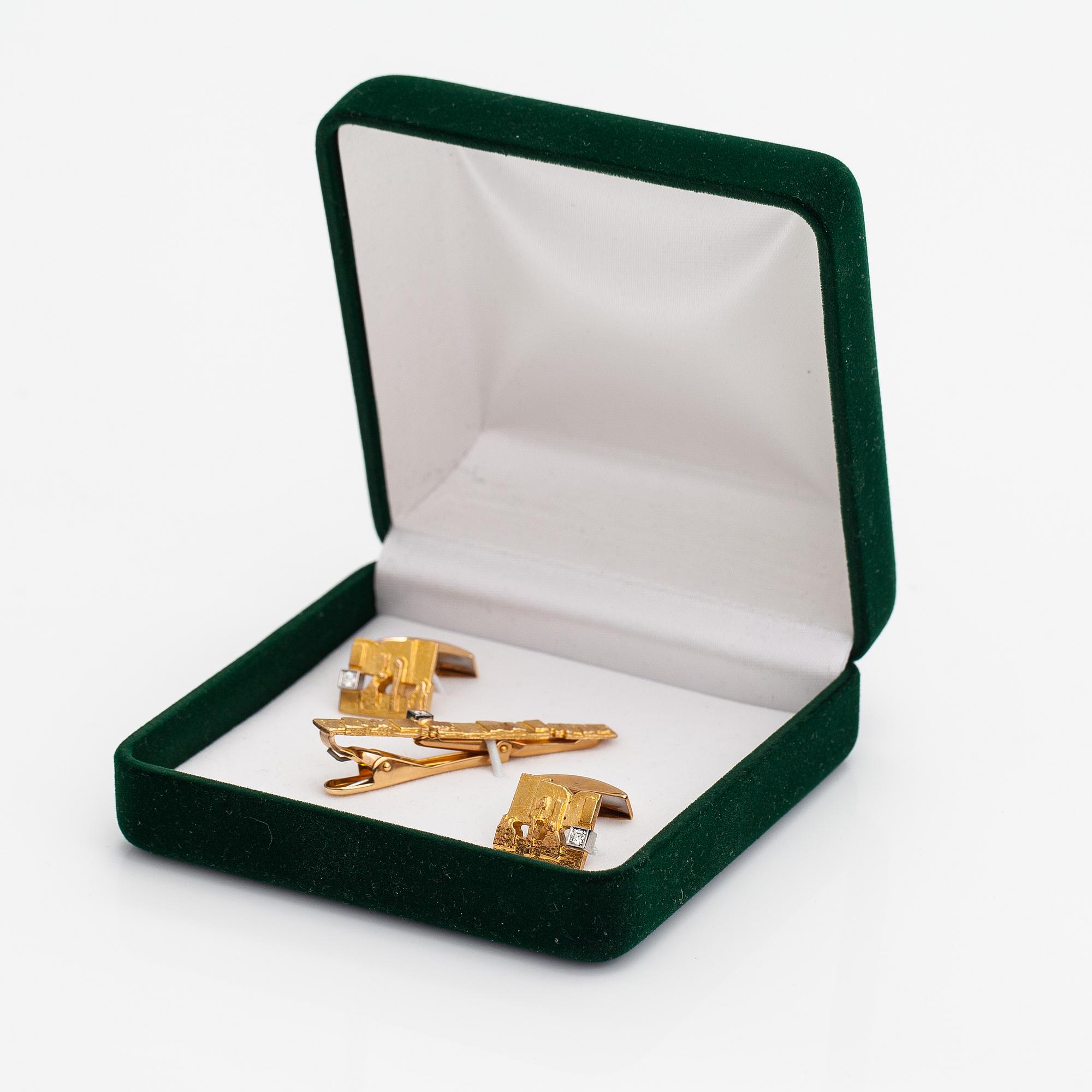 Björn Weckström, Solmioneula ja kalvosinnappipari "Jääriite", 14K kultaa, timantteja n. 0.18 ct yht. Lapponia.