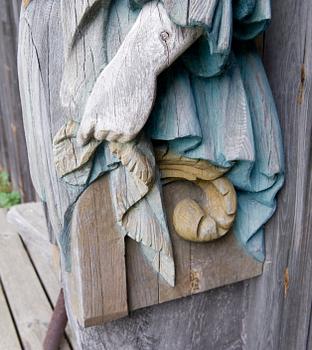 A WOODEN FEMALE FIGURE HEAD,