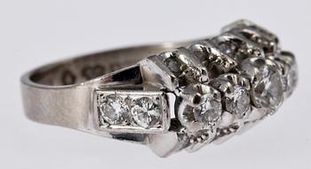 RING, 18 K vitguld med briljantslipade dianmanter, 1963.