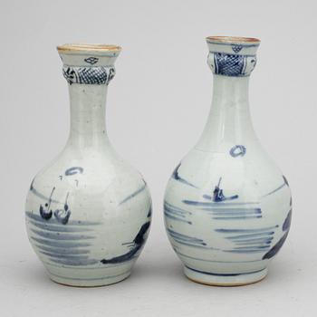 FLASKOR, 2 st, porslin, Kina, 1800-tal.
