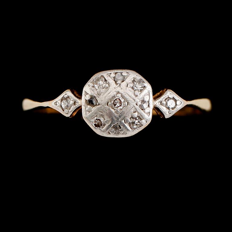 RING, 18 k guld och platina, med små diamanter, England, 1800-/1900-tal. Vikt ca 2 gram.