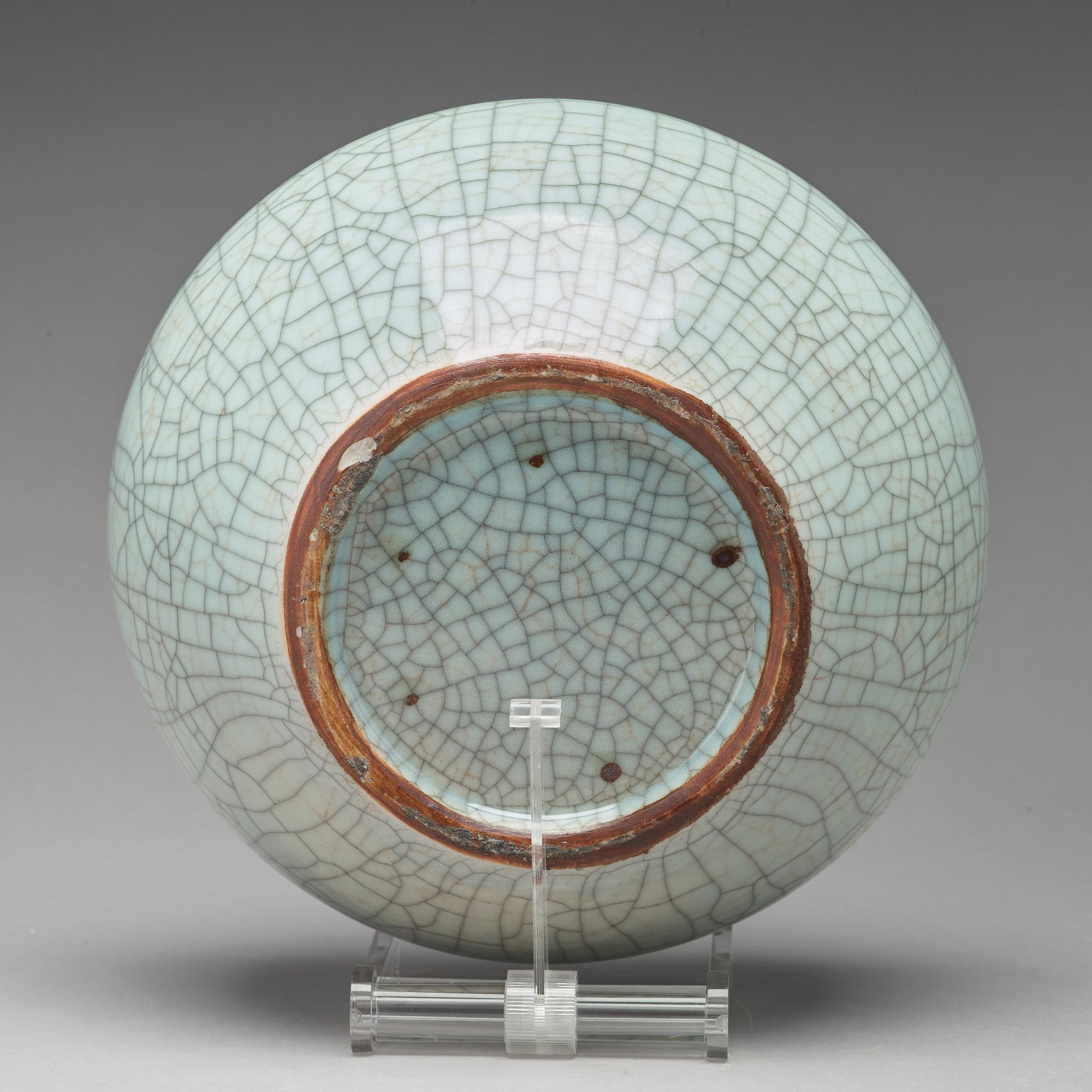 A ge-glazed bowl/censer, Qing dynasty.