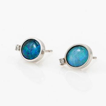 Örhängen, ett par, 18K vitguld med opaler och briljantslipade diamanter.