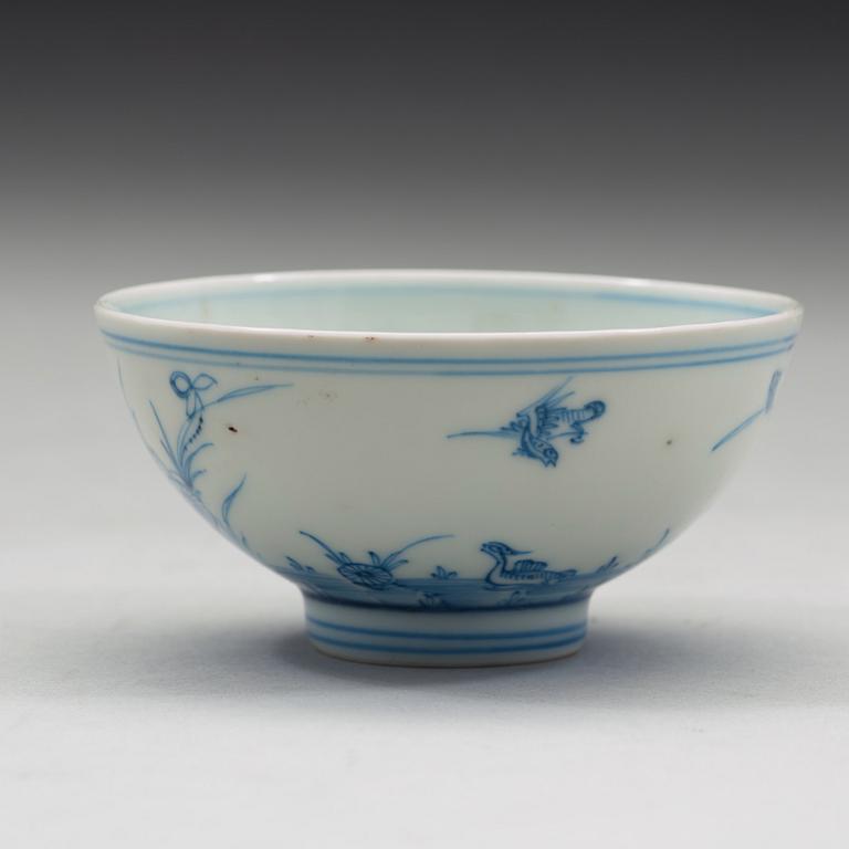 SKÅL, porslin. Qing dynastin med Yongzheng sex karaktärers märke och period (1723-35).