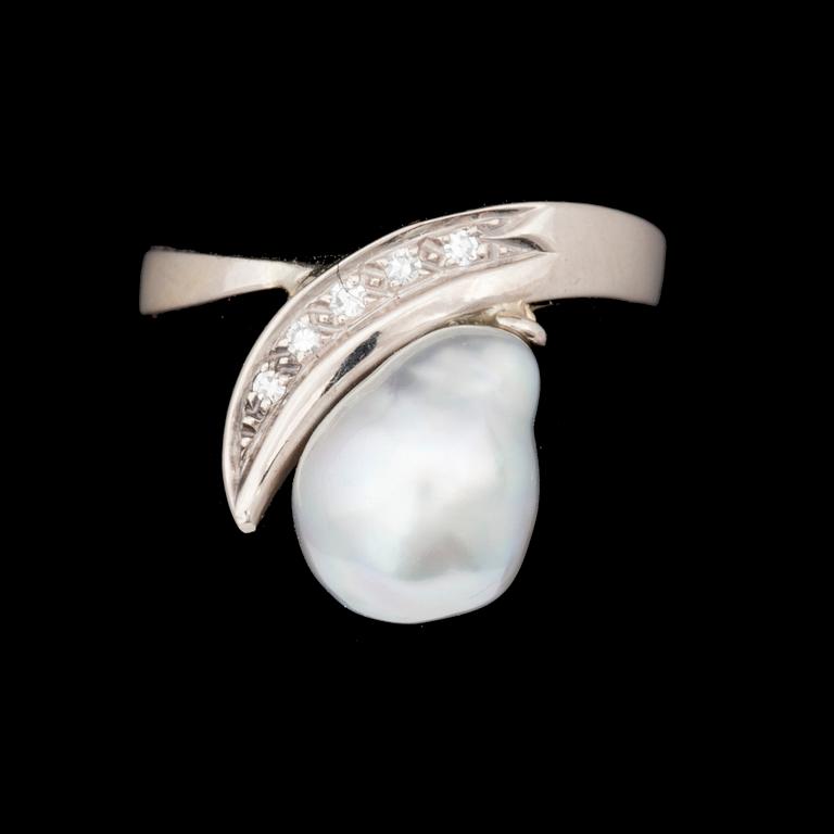 RING, vitt guld 14k med barockpärla samt 5 st briljantslipade diamanter. 1900-talets andra hälft. Tot vikt ca 4,4 g.