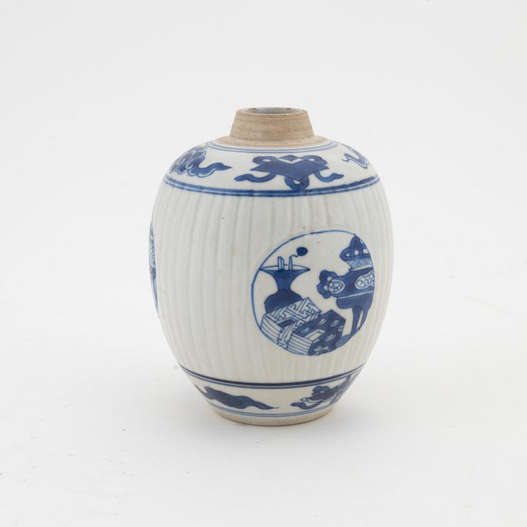 A blue and white tea caddy, Qing dynasty, Kangxi (1662-1722).