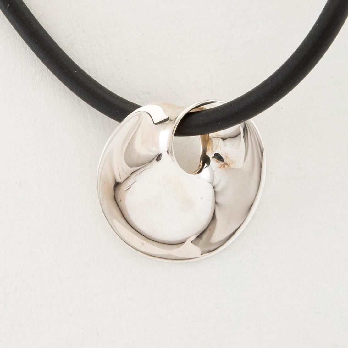 Vivianna Torun Bülow-Hübe, halsband "Möbius" för Georg Jensen.