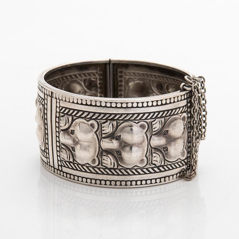 Kalevala Koru, rannekoru, "Karhu", sterlinghopeaa. Helsinki 1980.