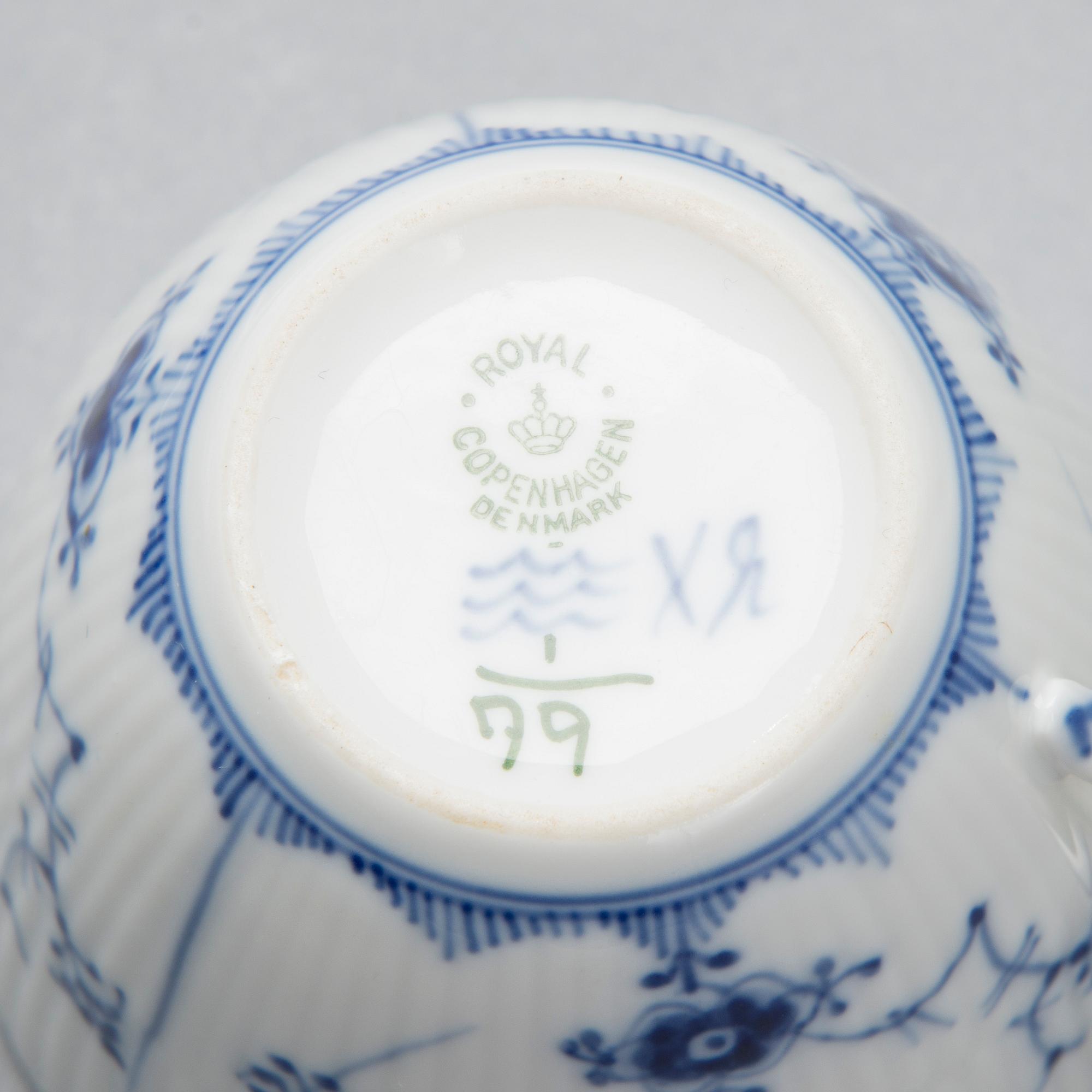 KAFFESERVIS, 30 delar, porslin, "Musselmalet", Royal Copenhagen 1950-60-tal.
