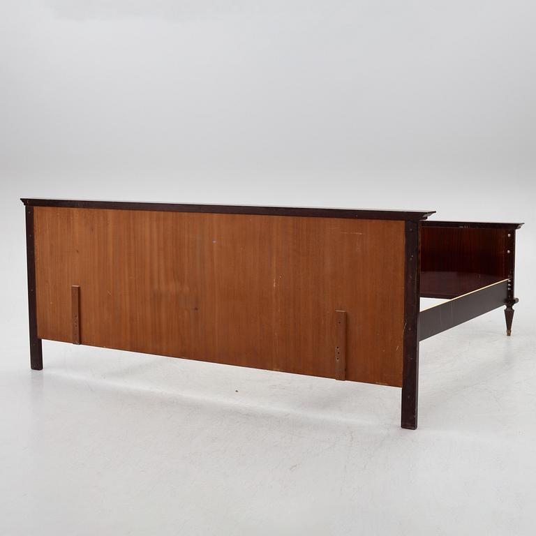 Sänggavel, empirestil, 1900-tal.