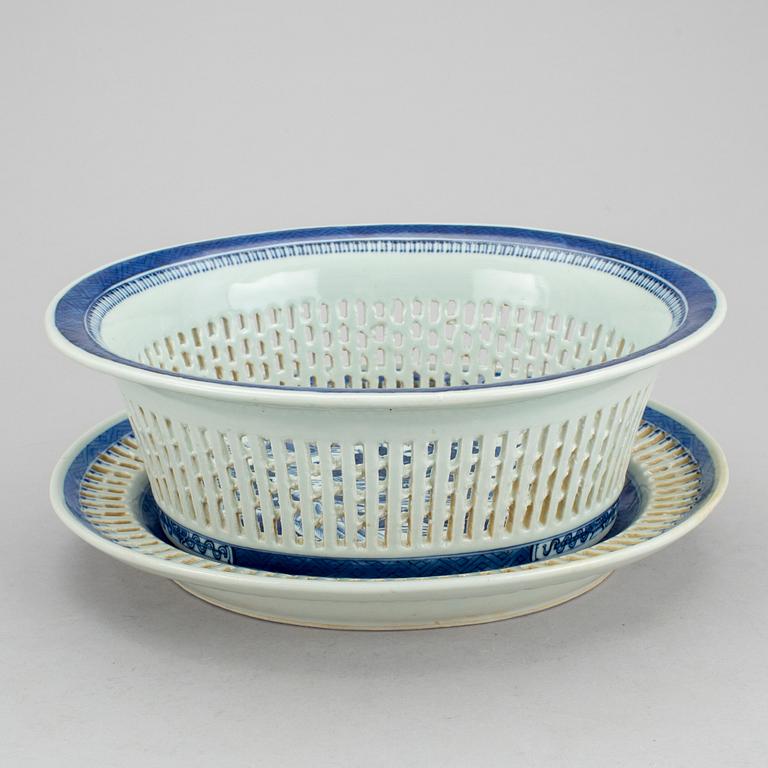 GALLERSKÅL MED FAT, porslin, Kina, tullmärkning, 1880-tal.