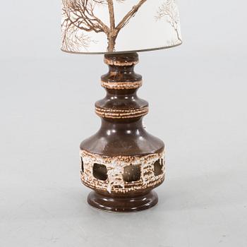 A 1960/70´S CERAMIC FLOOR LAMP.
