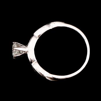 RING, 9 k vitguld, solitär briljantslipad diamant ca 0.54 ct.