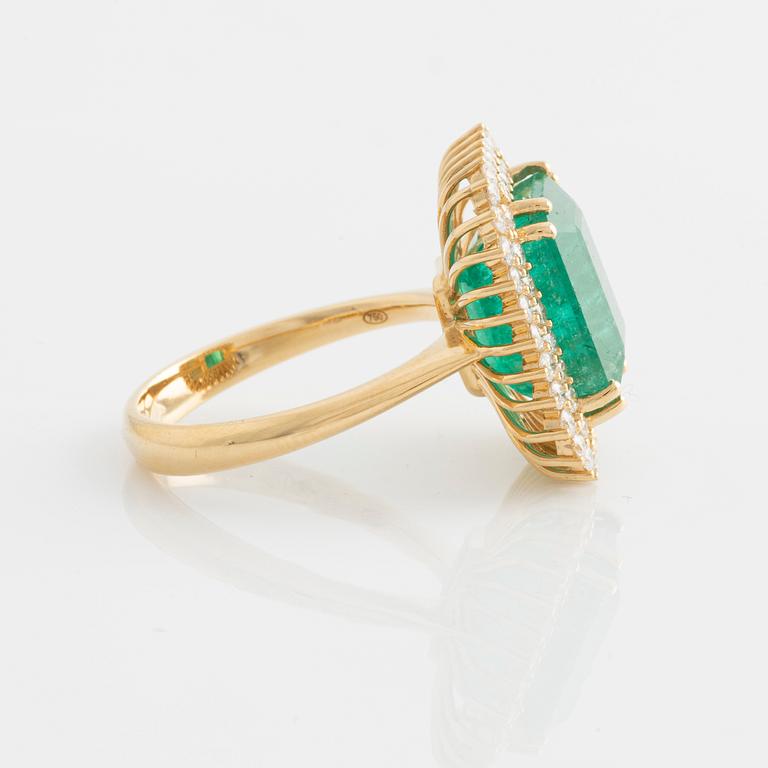 Ring with emerald-cut emerald and brilliant-cut diamonds.