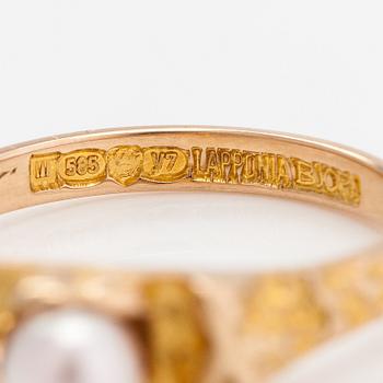 Björn Weckström, A 14K gold and cultured pearl ring "Small word". Lapponia 1974.