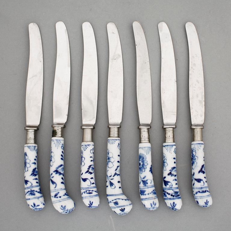 KNIVAR, 7 stycken med porslinsskaft. Meissen, tidigt 1900-tal.