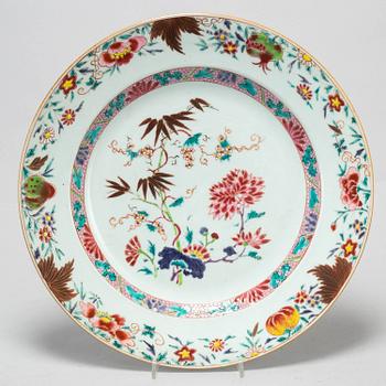 A famille rose serving dish, Qing dynasty, Qianlong (1736-95).