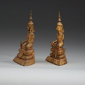 BUDDHOR, två stycken, förgylld brons. Thailand, omkring 1900.