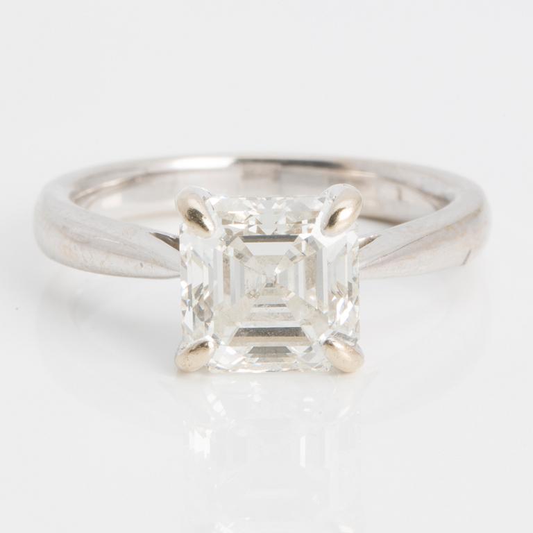 RING, med trappslipad (Assher-cut) diamant, 3.02 ct.