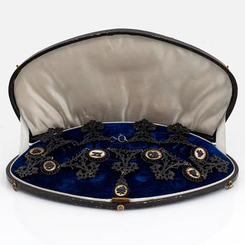 Collier svärtat gjutjärn och stål, nygotik. Berlin 1810-30.