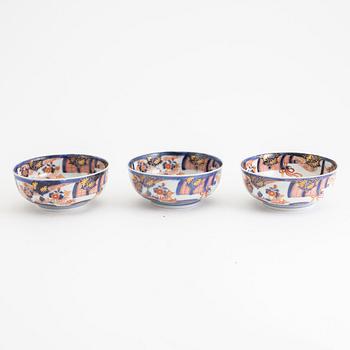 A set of three Japanese imari bowls and a Japanese blue and white servingdish with three boatshaped dishes, 19th century.